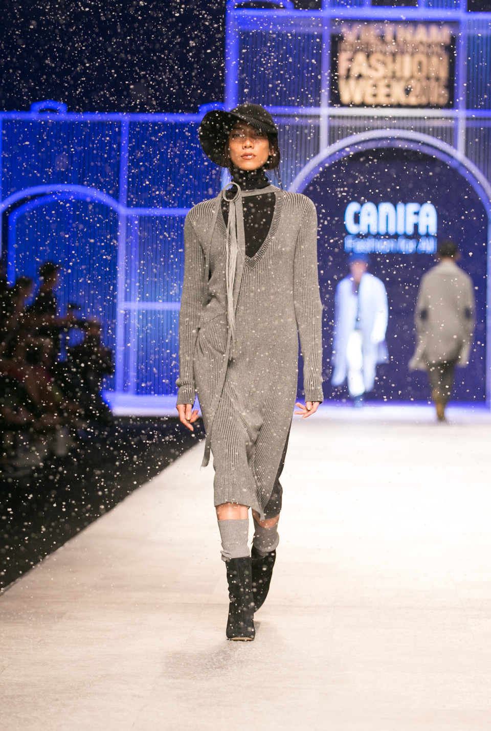 Những sợi len cũng được nhà thiết kế Lê Hà xử lý mềm mại và dễ kết hợp với mọi loại áo khoác và phụ kiện, dễ tôn dáng, vừa khỏe khoắn vừa thời trang. (Ảnh: BTC)