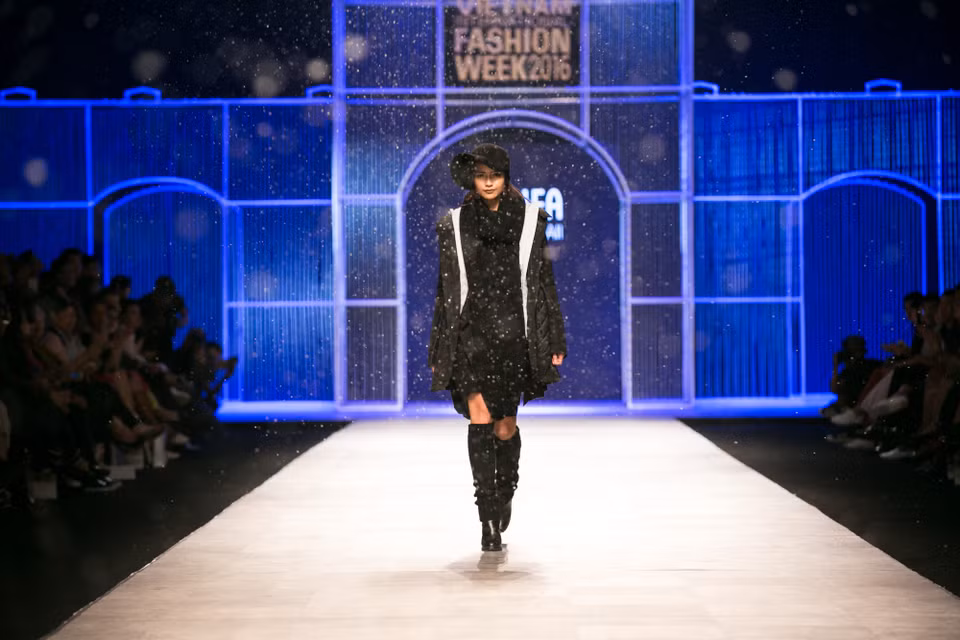 Trên hiệu ứng tuyết bay mờ ảo, Quán quân Vietnam’s Next Top Model mùa 7 Ngọc Châu bước ra mở màn với thần thái lạnh lùng nhưng tràn đầy năng lượng. (Ảnh: BTC)