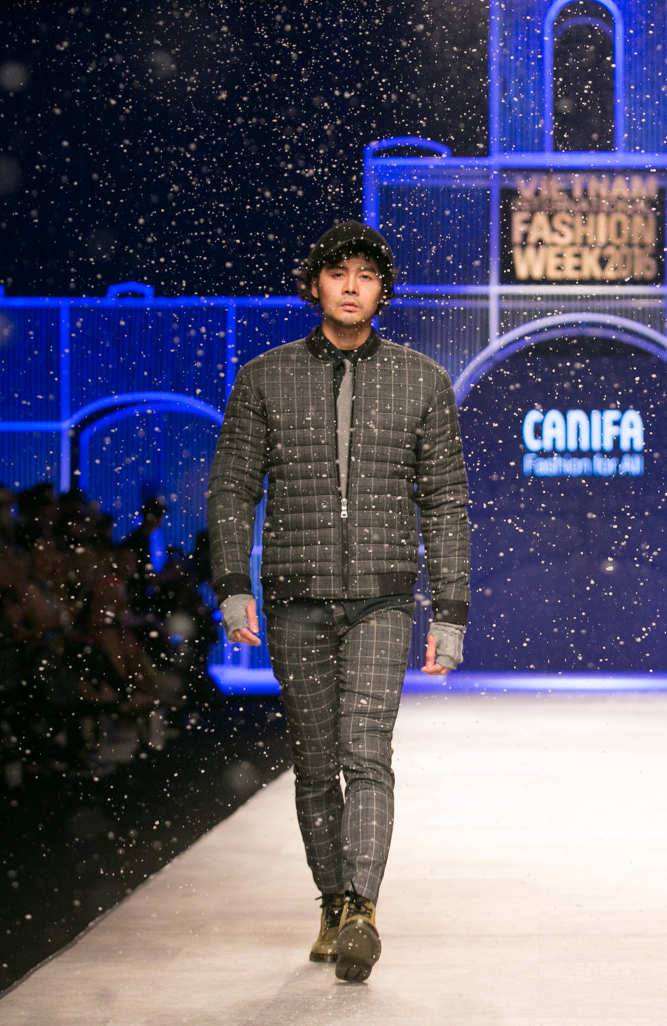 Sử dụng thế mạnh len sợi, Canifa by Lê Hà đã tạo ra những bộ trang phục mang phong cách Thu Đông tuy đơn giản nhưng thời trang. (Ảnh: BTC)