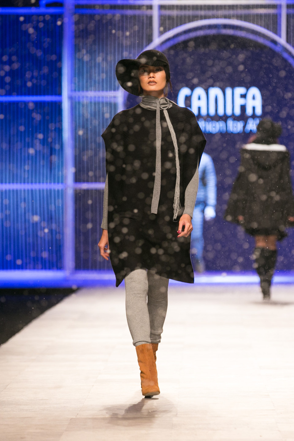 Lấy cảm hứng từ phong cách thời trang đường phố của giới trẻ châu Âu, bộ sưu tập sử dụng những chất liệu quen thuộc như: len, cotton, kaki… nhưng được ứng dụng hợp lý trên các phom dáng mới mẻ, hiện đại. (Ảnh: BTC)