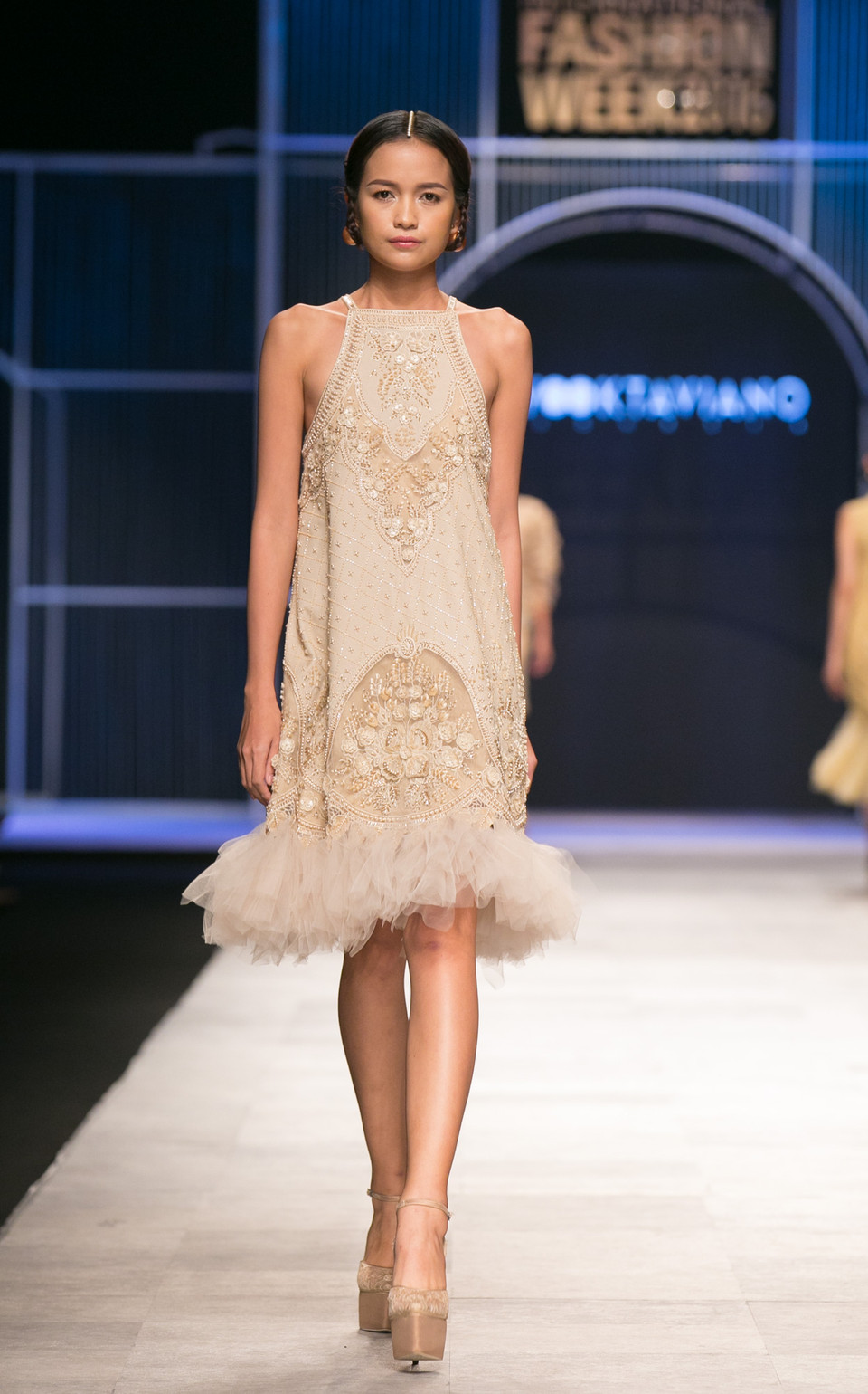 Những đôi giày cao gót cũng được chế tác 100% thủ công dưới sự sáng tạo và tỉ mỉ từ các nghệ nhân người Indonesia. (Ảnh: BTC)