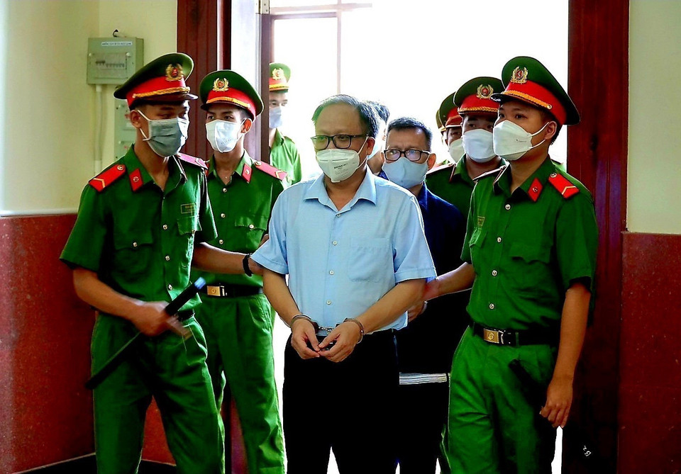 Thành lập Ban Chỉ đạo cấp tỉnh/thành về phòng, chống tham nhũng, tiêu cực. Trong ảnh: Dẫn giải bị cáo Tất Thành Cang (nguyên Phó Bí thư Thường trực Thành ủy Thành phố Hồ Chí Minh) tới phiên tòa ngày 6/6. (Ảnh: Thành Chung/TTXVN)