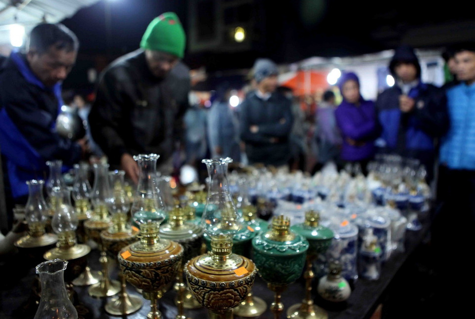 Giá của những đồ vật tại chợ Viềng có giá từ vài chục nghìn đồng cho đến hơn triệu đồng. (Ảnh: Quý Trung/TTXVN)