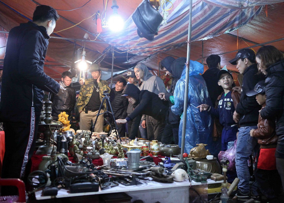 Du khách thập phương chọn mua những vật dụng lấy may đầu xuân năm mới. (Ảnh: Quốc Khánh/TTXVN)