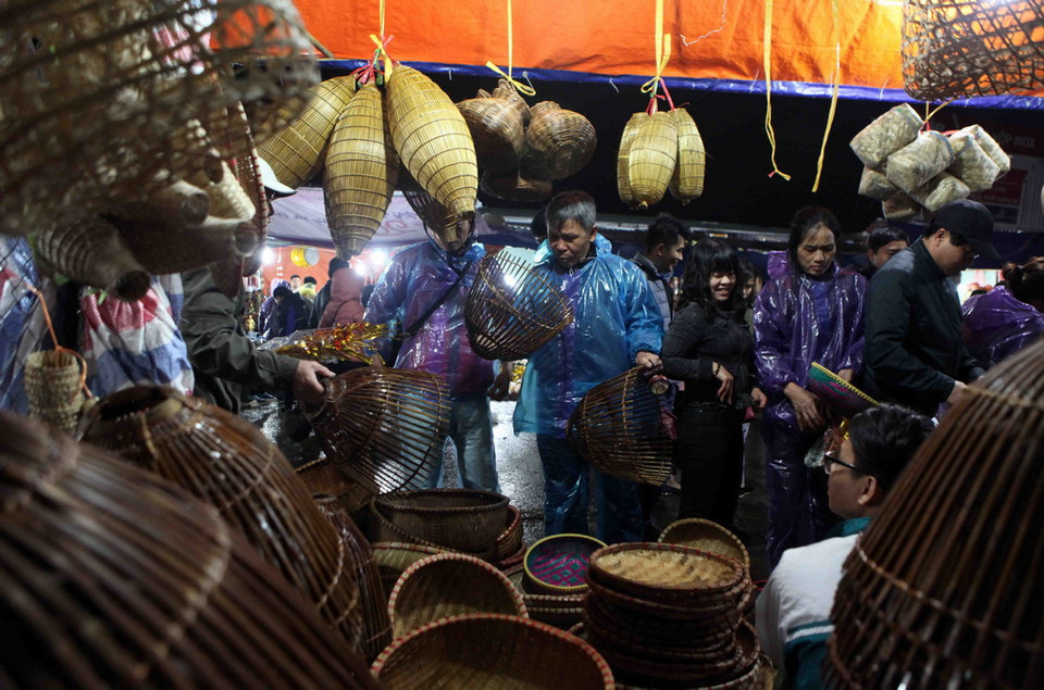 Du khách thập phương chọn mua những vật dụng lấy may đầu xuân năm mới. (Ảnh: Quý Trung/TTXVN)