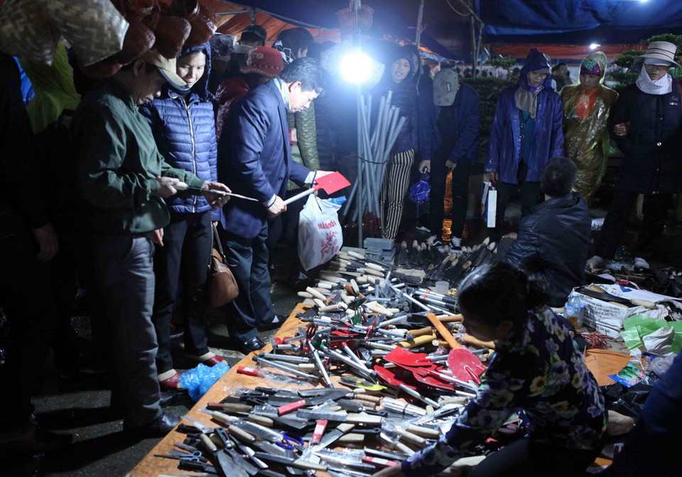 Du khách thập phương chọn mua những vật dụng lấy may đầu xuân năm mới. (Ảnh: Quốc Khánh/TTXVN)