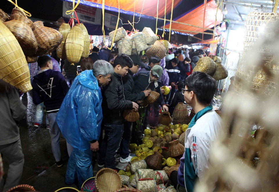 Du khách thập phương chọn mua những vật dụng lấy may đầu xuân năm mới. (Ảnh: Quốc Khánh/TTXVN)