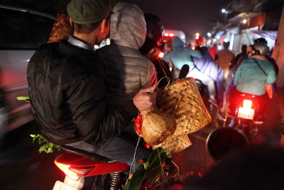 Nhiều du khách thập phương đã chọn mua cho mình một vật dụng ưng ý để lấy may đầu xuân năm mới. (Ảnh: Quốc Khánh/TTXVN)