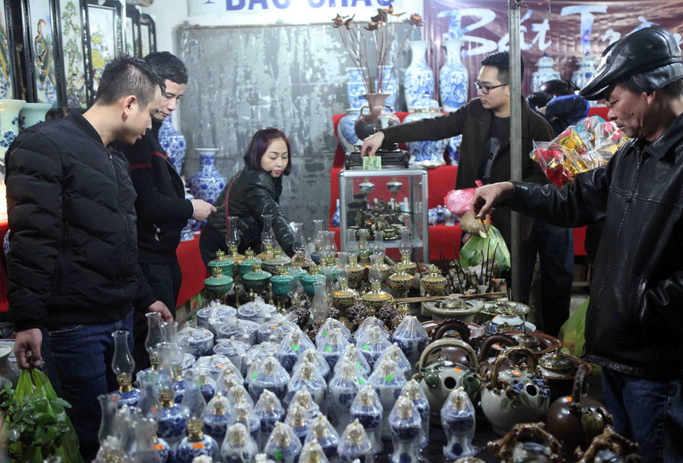 Du khách thập phương chọn mua những vật dụng lấy may đầu xuân năm mới. (Ảnh: Quý Trung/TTXVN)