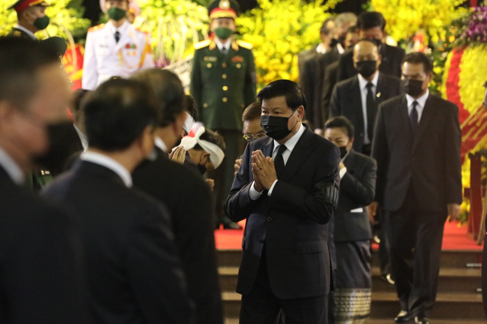 Thủ tướng CHDCND Lào Thongloun Sisoulith chia buồn cùng gia đình nguyên Tổng Bí thư Lê Khả Phiêu. (Ảnh: TTXVN)