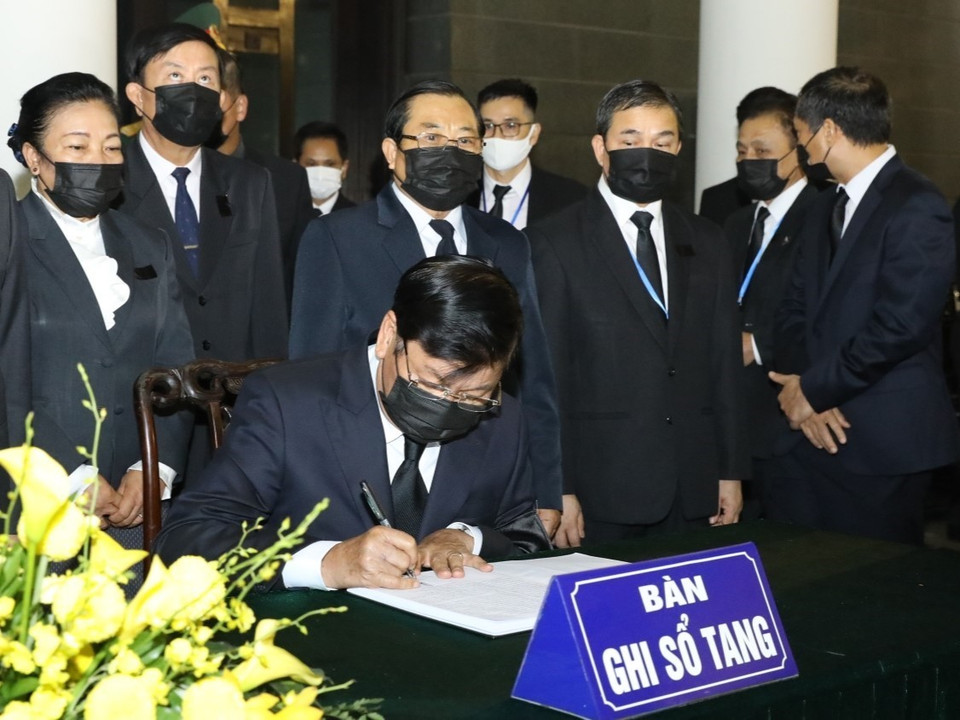 Thủ tướng CHDCND Lào Thongloun Sisoulith ghi sổ tang. (Ảnh: Dương Giang/TTXVN)