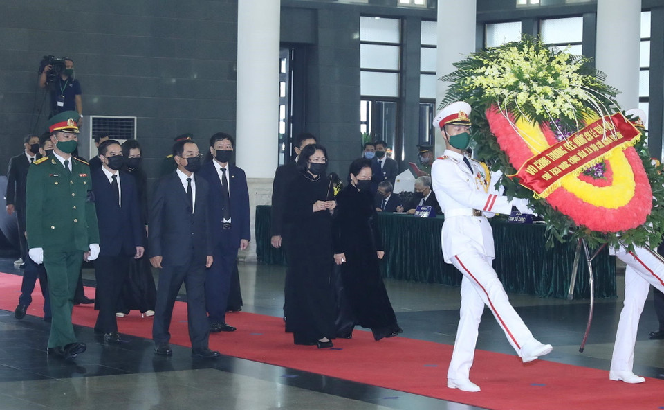 Đoàn đại biểu Chủ tịch nước Cộng hòa Xã hội chủ nghĩa Việt Nam do Phó Chủ tịch nước Đặng Thị Ngọc Thịnh dẫn đầu, viếng nguyên Tổng Bí thư Lê Khả Phiêu. (Ảnh: TTXVN)