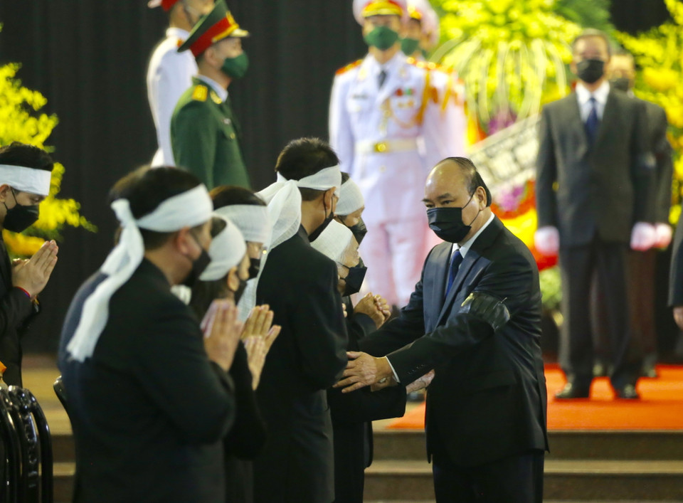 Thủ tướng Nguyễn Xuân Phúc viếng và chia buồn cùng gia đình nguyên Tổng Bí thư Lê Khả Phiêu. (Ảnh: Dương Giang/TTXVN)