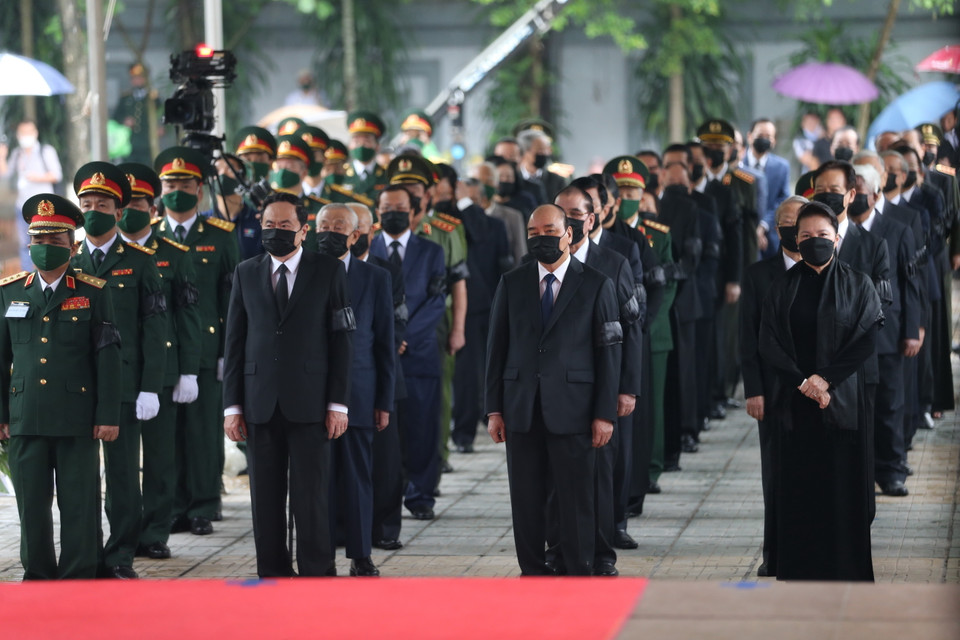 Đoàn đại biểu Ban Chấp hành Trung ương Đảng vào viếng đồng chí Lê Khả Phiêu. (Ảnh: Dương Giang/TTXVN)