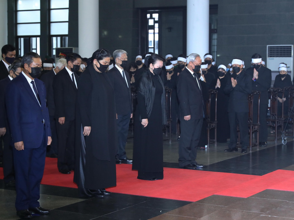 Đoàn đại biểu Quốc hội do Chủ tịch Quốc hội Nguyễn Thị Kim Ngân dẫn đầu, viếng nguyên Tổng Bí thư Lê Khả Phiêu. (Ảnh: TTXVN)