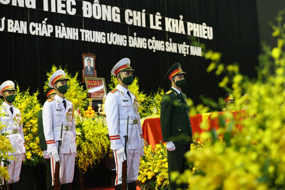 Lực lượng nghi lễ quân đội túc trực trước linh cữu đồng chí Lê Khả Phiêu. (Ảnh: Dương Giang/TTXVN)