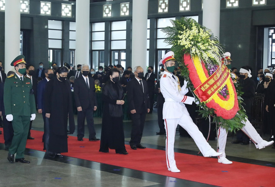 Đoàn đại biểu Quốc hội do Chủ tịch Quốc hội Nguyễn Thị Kim Ngân dẫn đầu, viếng nguyên Tổng Bí thư Lê Khả Phiêu. (Ảnh: TTXVN)