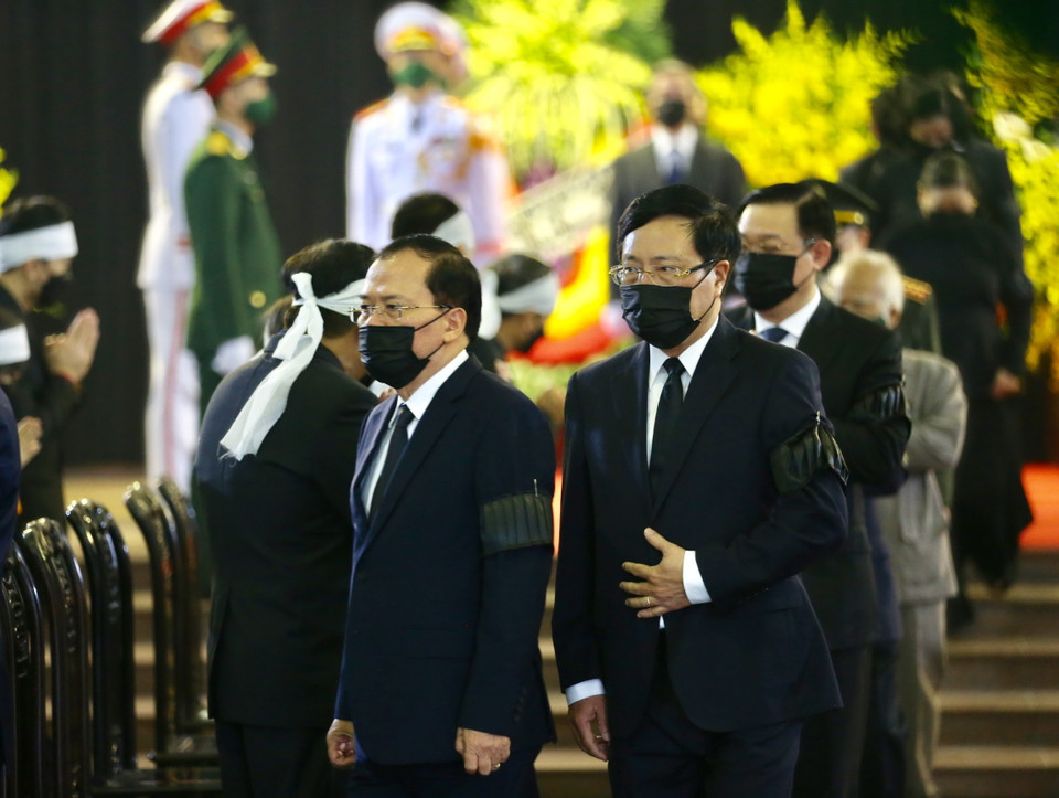 Đoàn đại biểu lãnh đạo Đảng, Nhà nước viếng và chia buồn cùng gia đình đồng chí Lê Khả Phiêu. (Ảnh: Dương Giang/TTXVN)