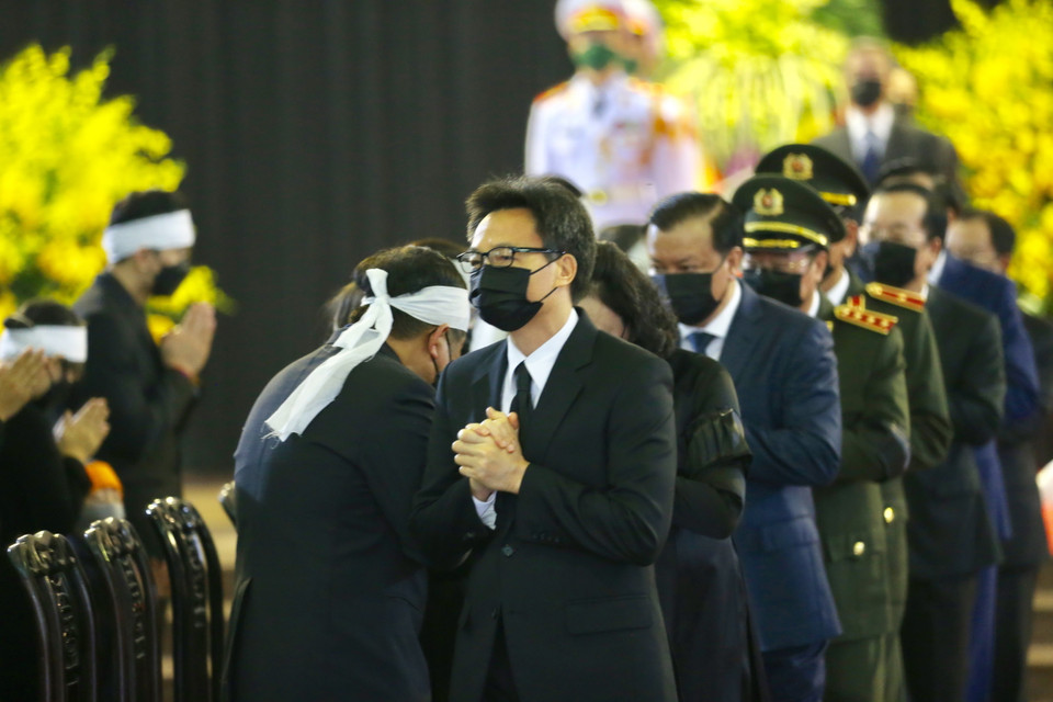  Đoàn đại biểu Ban Chấp hành Trung ương Đảng chia buồn với gia đình nguyên Tổng Bí thư Lê Khả Phiêu. (Ảnh: Dương Giang/TTXVN)