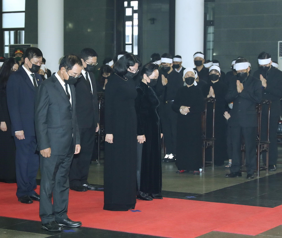 Đoàn đại biểu Chủ tịch nước Cộng hoà Xã hội chủ nghĩa Việt Nam do Phó Chủ tịch nước Đặng Thị Ngọc Thịnh dẫn đầu, viếng nguyên Tổng Bí thư Lê Khả Phiêu. (Ảnh: TTXVN)