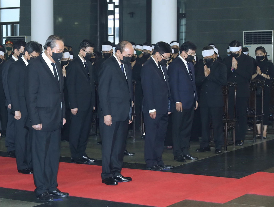 Đoàn đại biểu Chính phủ do Thủ tướng Nguyễn Xuân Phúc dẫn đầu, viếng nguyên Tổng Bí thư Lê Khả Phiêu. (Ảnh: TTXVN)