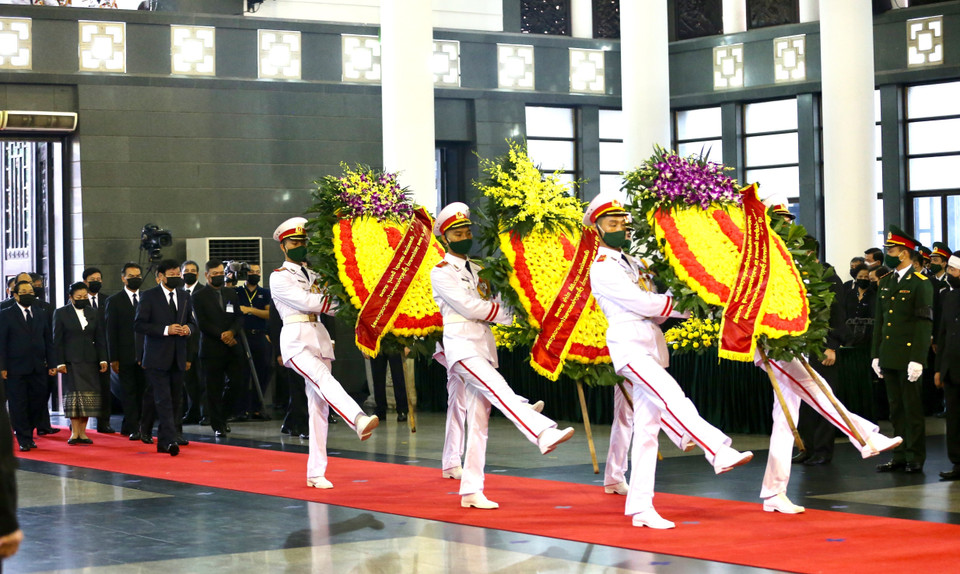 Đoàn đại biểu CHDCND Lào do Thủ tướng Thongloun Síoulith dẫn đầu viếng nguyên Tổng Bí thư Lê Khả Phiêu. (Ảnh: Dương Giang/TTXVN)