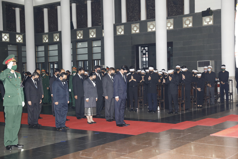 Đoàn đại biểu CHDCND Lào do Thủ tướng Thongloun Síoulith dẫn đầu viếng nguyên Tổng Bí thư Lê Khả Phiêu. (Ảnh: Dương Giang/TTXVN)