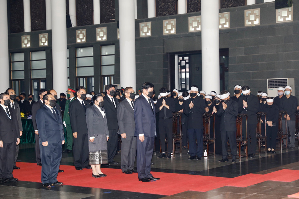 Đoàn đại biểu CHDCND Lào do Thủ tướng Thongloun Síoulith dẫn đầu viếng nguyên Tổng Bí thư Lê Khả Phiêu. (Ảnh: Dương Giang/TTXVN)