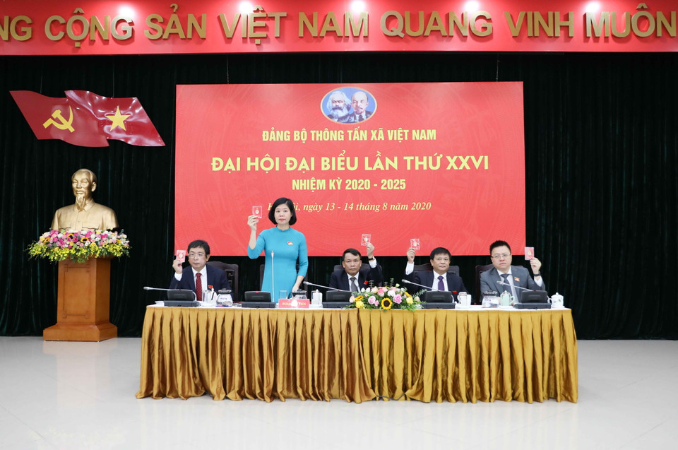 Đoàn Chủ tịch điều hành đại hội. (Ảnh: Thanh Tùng/TTXVN)