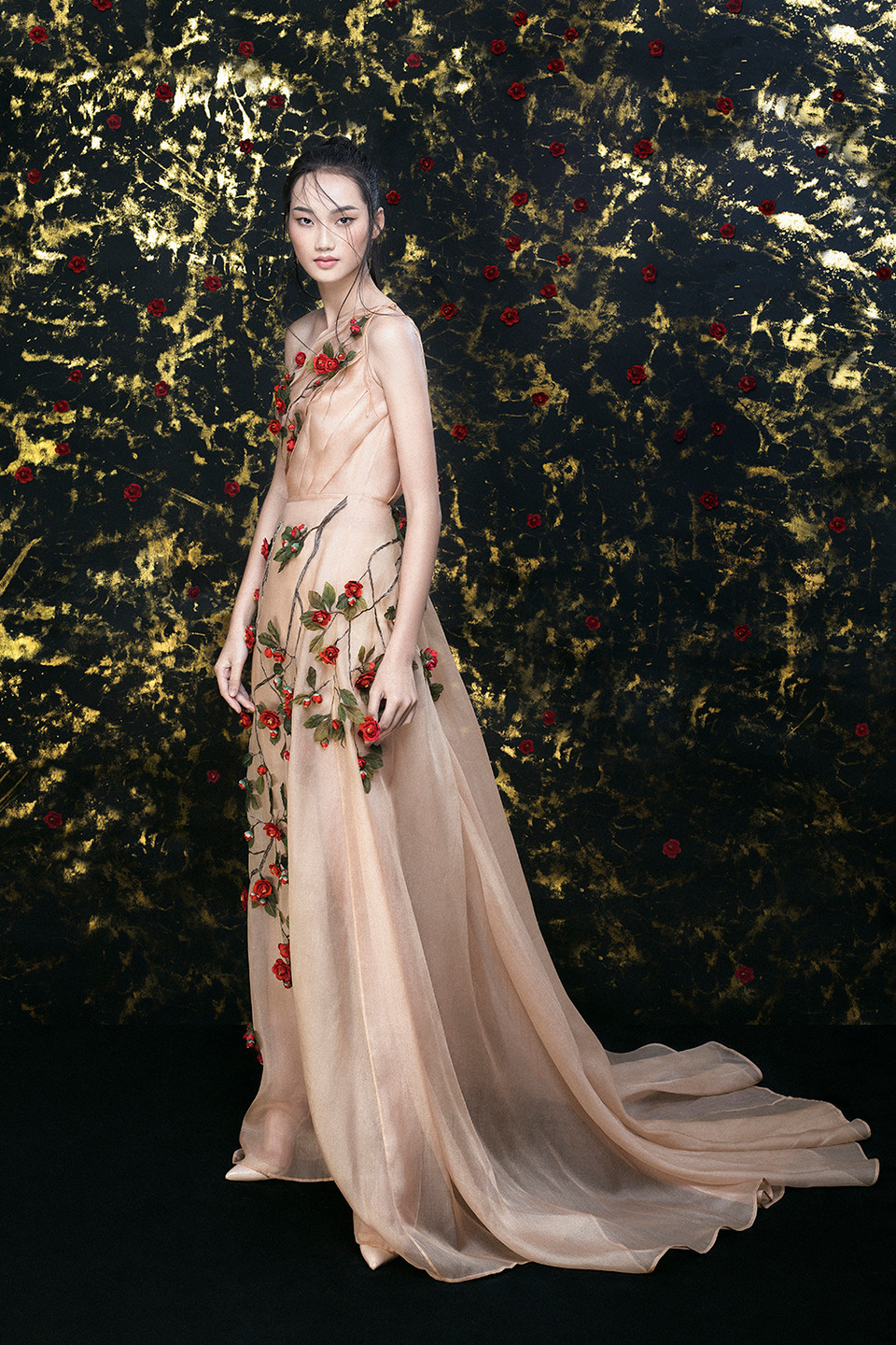 Nhà thiết kế Trần Hùng đã khẳng định được thương hiệu của mình nhờ sự chăm chỉ, tỉ mỉ, và đặc biệt là đam mê dành cho thời trang. (Ảnh: Shin Vox/Vietnam+)