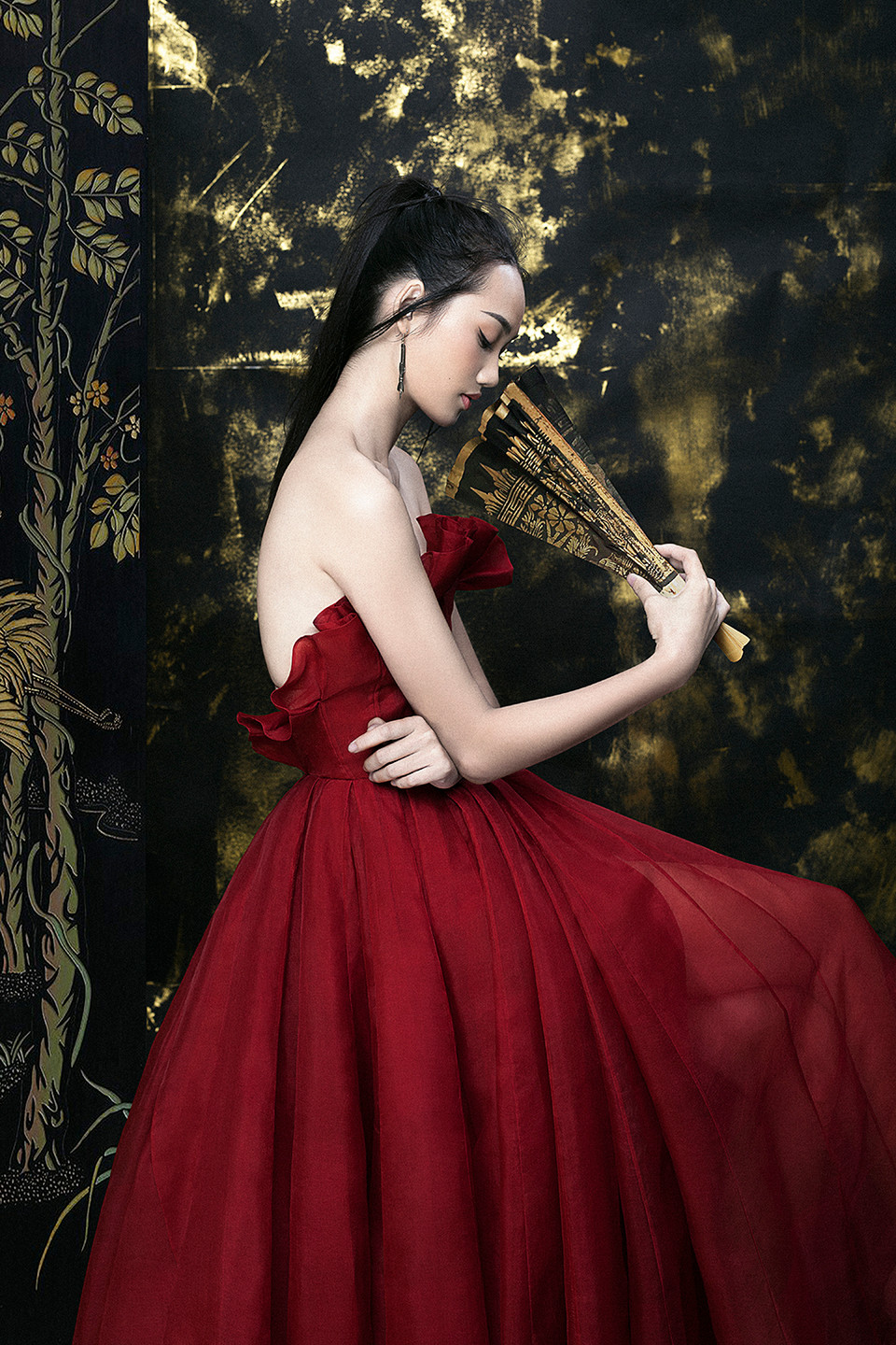 Nhà thiết kế Trần Hùng cùng các thợ may lành nghề nhất của mình đã phải tỉ mỉ cắt từng cánh hoa và nhụy hoa organza thủ công... (Ảnh: Shin Vox/Vietnam+)