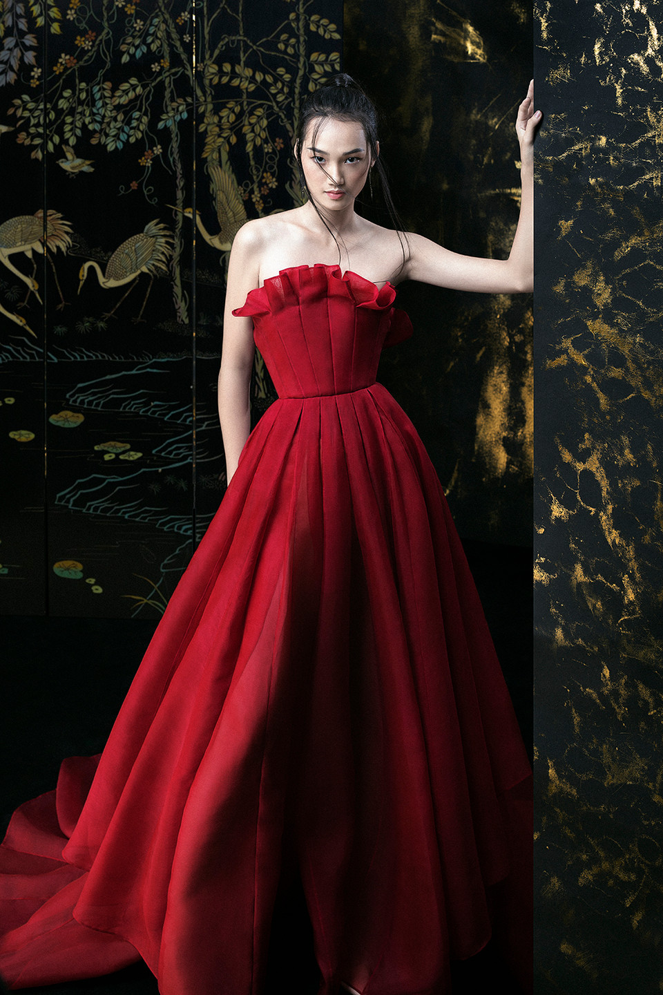 Điều mới mẻ trong bộ sưu tập này là kỹ thuật cắt cúp, may đo điêu luyện trên từng đường vải. (Ảnh: Shin Vox/Vietnam+)