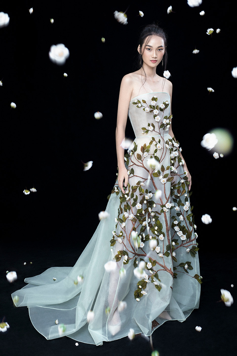 Nổi bật làn da trắng trong bộ đầm đỏ quyến rũ, hay khoe mình hạc xương mai trong những thiết kế pastel. (Ảnh: Shin Vox/Vietnam+)