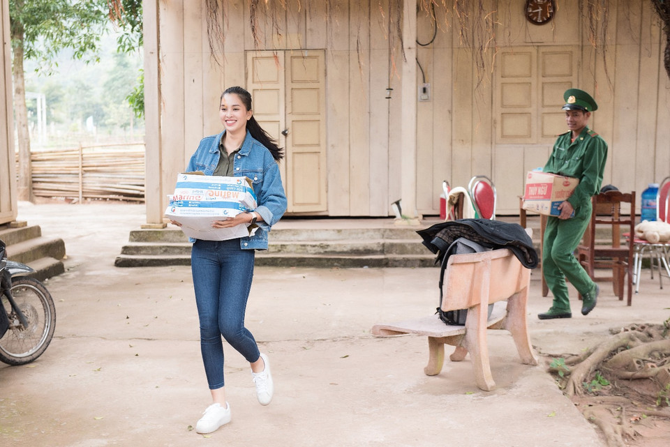 Trong chuyến trở về này, Hoa hậu Tiểu Vy cũng đã trao cho bà con nhân dân bản những phần quà thiết thực để đón Tết. (Ảnh: Quang Đức/Vietnam+)