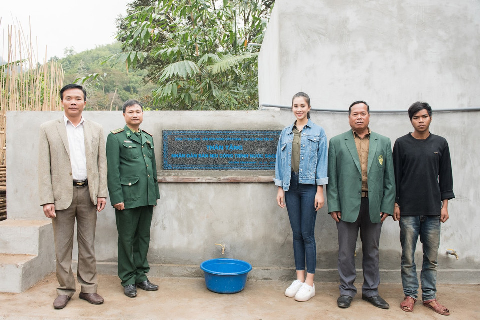 Sau đó sẽ chảy vào bể chứa để phục vụ bà con. (Ảnh: Quang Đức/Vietnam+)