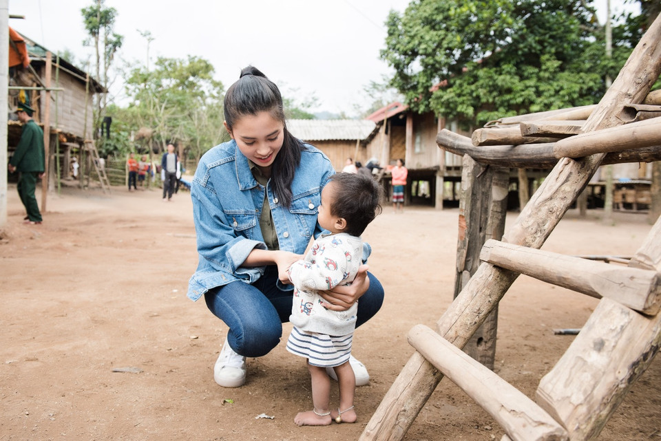 Điều Tiểu Vy cảm thấy hạnh phúc nhất là đã góp phần nhỏ bé của mình mang đến một tương lai tốt đẹp hơn cho các em bé bản Nịu. (Ảnh: Quang Đức/Vietnam+)