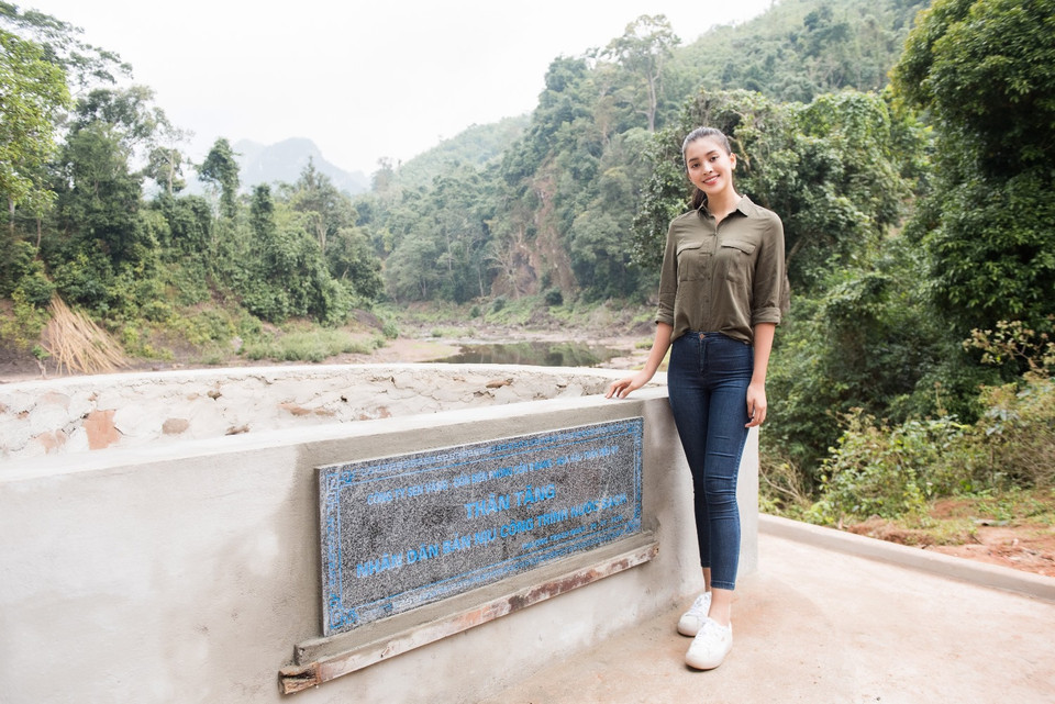 ‘Trên đường về đây, Vy rất nhớ và muốn gặp tất cả mọi người. Dự án ‘Nước sạch về bản’ đã giúp Vy lọt Top 5 Dự án Nhân ái trong cuộc thi Miss World 2018 nhưng ý nghĩa hơn hết là Vy đã góp một phần bé nhỏ giúp người dân có nước sạch để dùng, Vy cảm thấy rất vui.” (Ảnh: Quang Đức/Vietnam+)