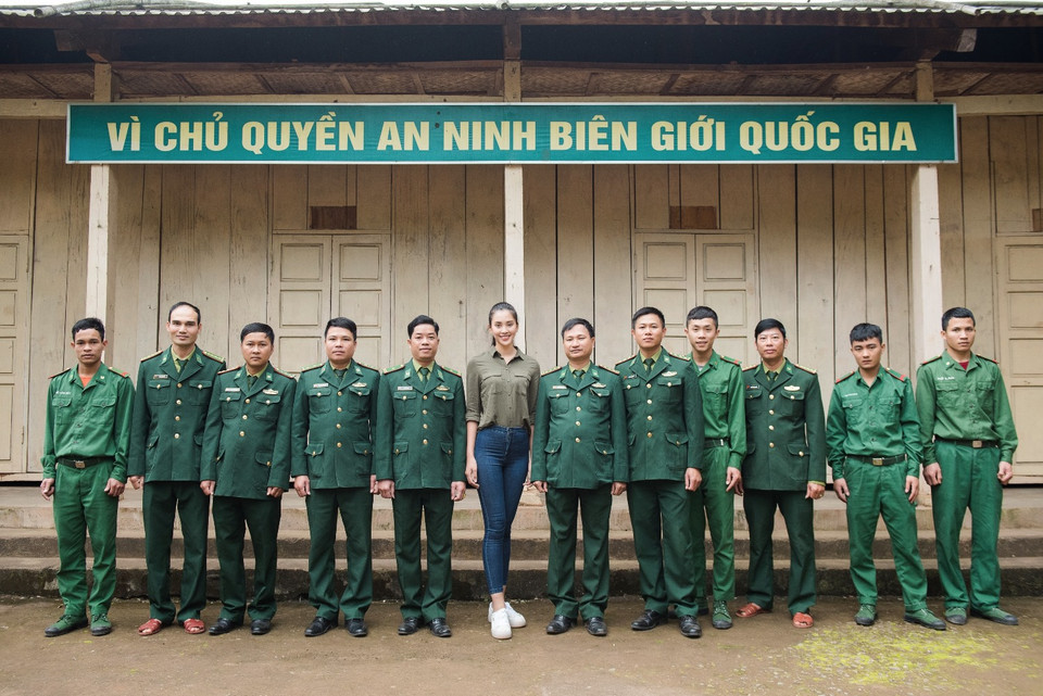 Hoa hậu Tiểu Vy đã cùng các chiến sỹ bộ đội Đồn biên phòng Cồn Roàng tổ chức buổi lễ khánh thành công trình Giếng nước sạch của dự án ‘Nước sạch về bản.’ (Ảnh: Quang Đức/Vietnam+)