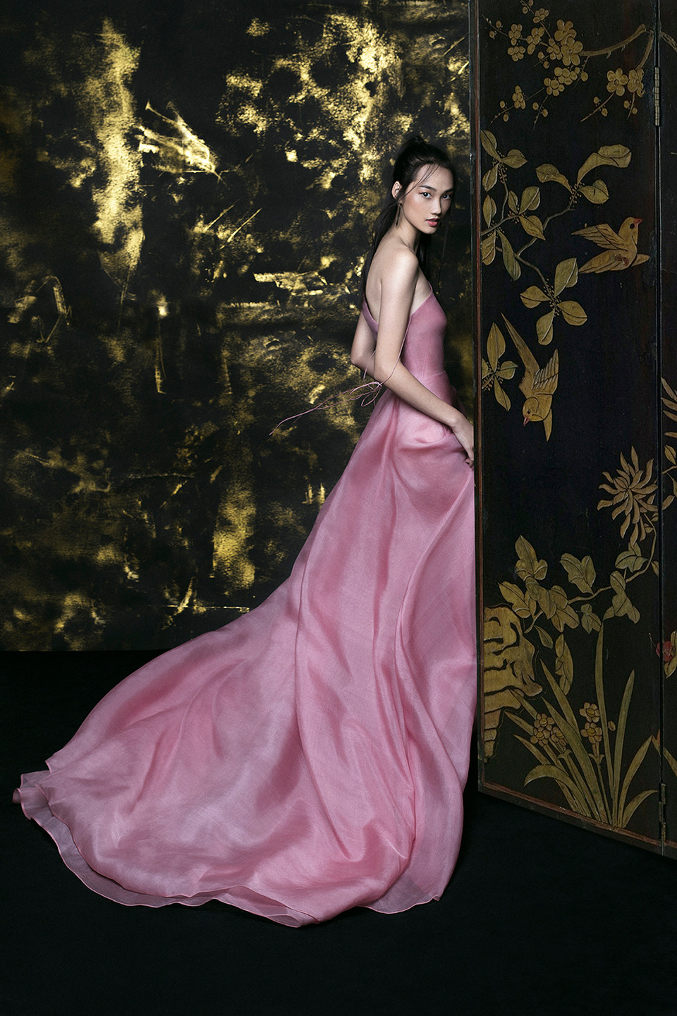 Á Đông luôn là nguồn cảm hứng bất tận của nhà thiết kế Trần Hùng, và xuyên suốt bốn bộ sưu tập, anh luôn đưa cảm hứng này vào các thiết kế như sự khẳng định đặc trưng của mình.(Ảnh: Shin Vox/Vietnam+)