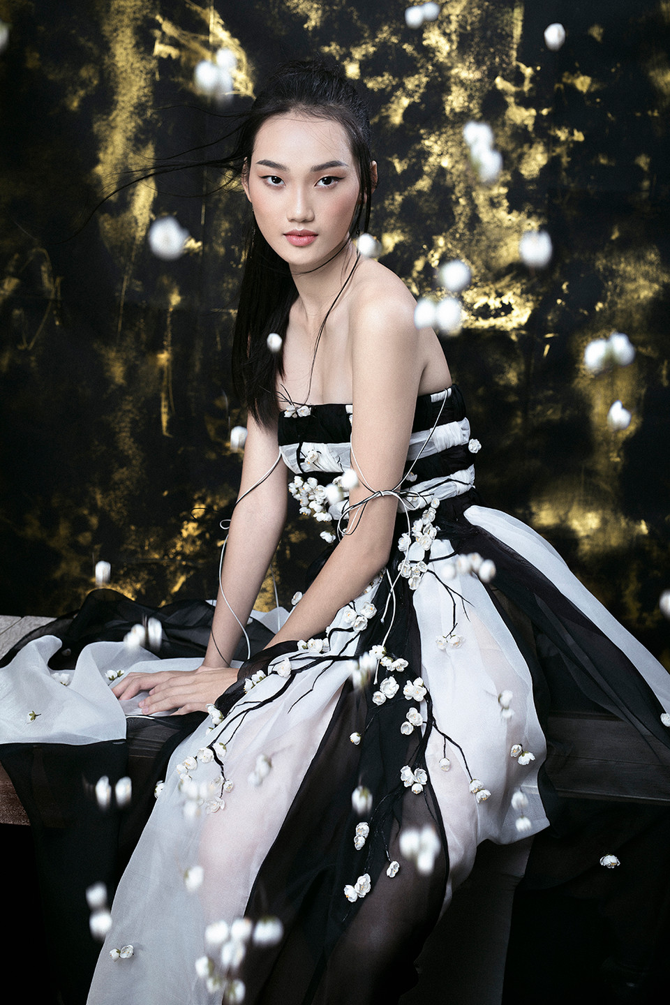 ‘Ville De Fleurs’ (Thành phố ngàn hoa) lấy cảm hứng từ những chuyến đi thăm thành phố Đà Lạt lãng mạn của chính nhà thiết kế. (Ảnh: Shin Vox/Vietnam+)