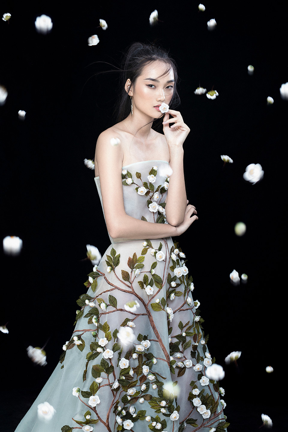 ... Quỳnh Anh trở nên thật nên thơ cùng lối trang điểm gương mặt đậm nét Á Đông cùng cặp lông mày lá liễu và đôi mắt được kẻ mí sắc lẹm. (Ảnh: Shin Vox/Vietnam+)