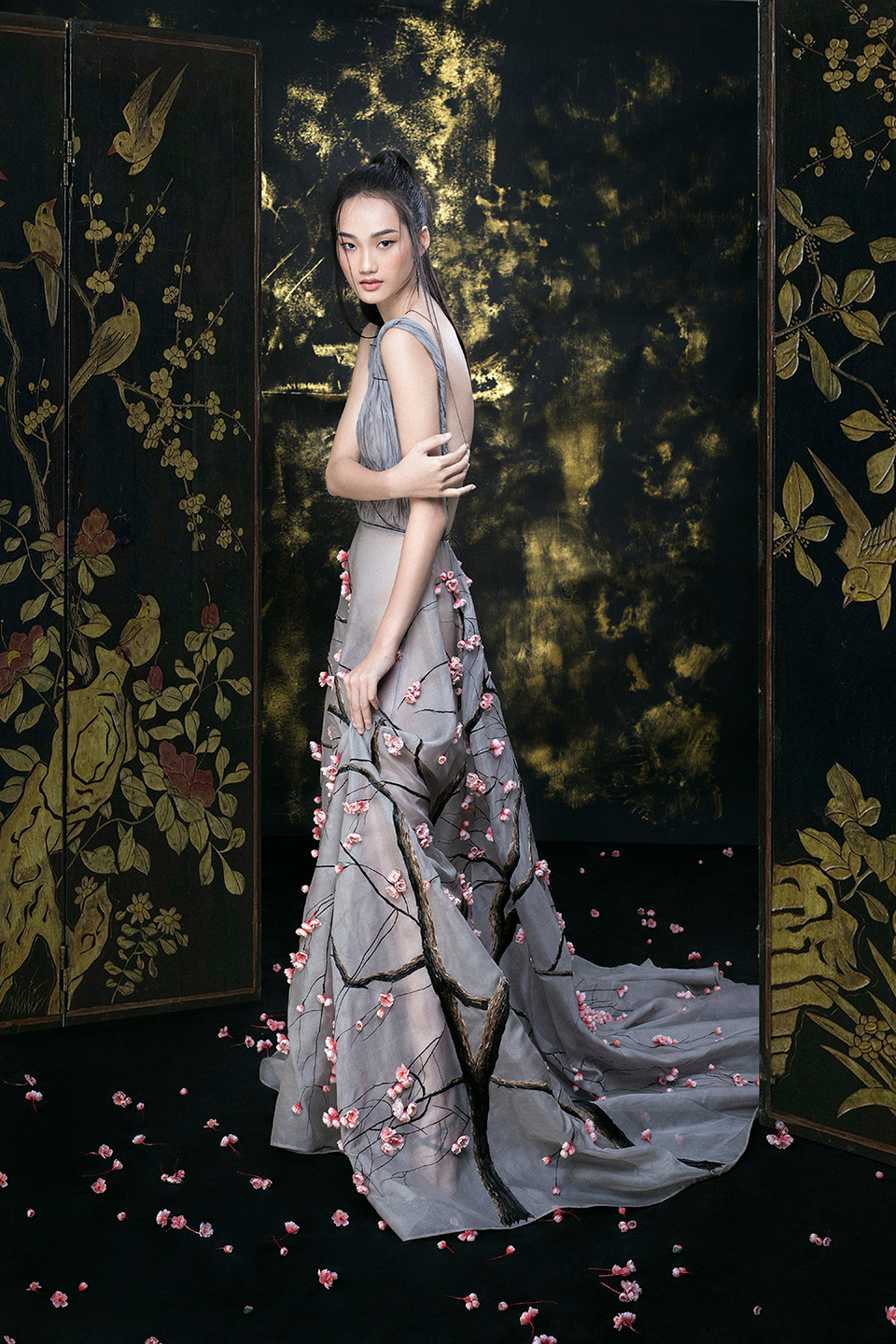 ... với những cánh hoa được mô phỏng từ các loài hoa đặc trưng của Đà Lạt như hoa trà, hoa ban, hoa mai anh đào… (Ảnh: Shin Vox/Vietnam+)