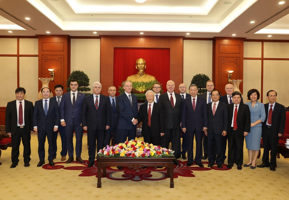  Tổng Bí thư, Chủ tịch nước Nguyễn Phú Trọng và Đại tướng Nikolai Patrushev, Thư ký Hội đồng An ninh Liên bang Nga chụp ảnh chung với các đại biểu. (Ảnh: Trí Dũng/TTXVN)