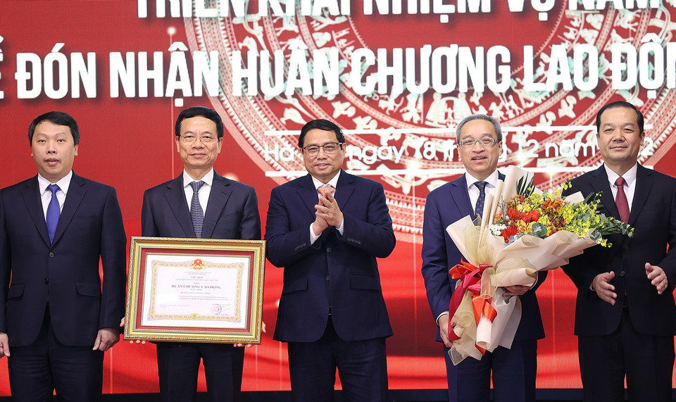 Thủ tướng Phạm Minh Chính trao Huân chương Lao động hạng Nhất của Chủ tịch nước tặng Bộ Thông tin và Truyền thông. (Ảnh: Dương Giang/TTXVN)