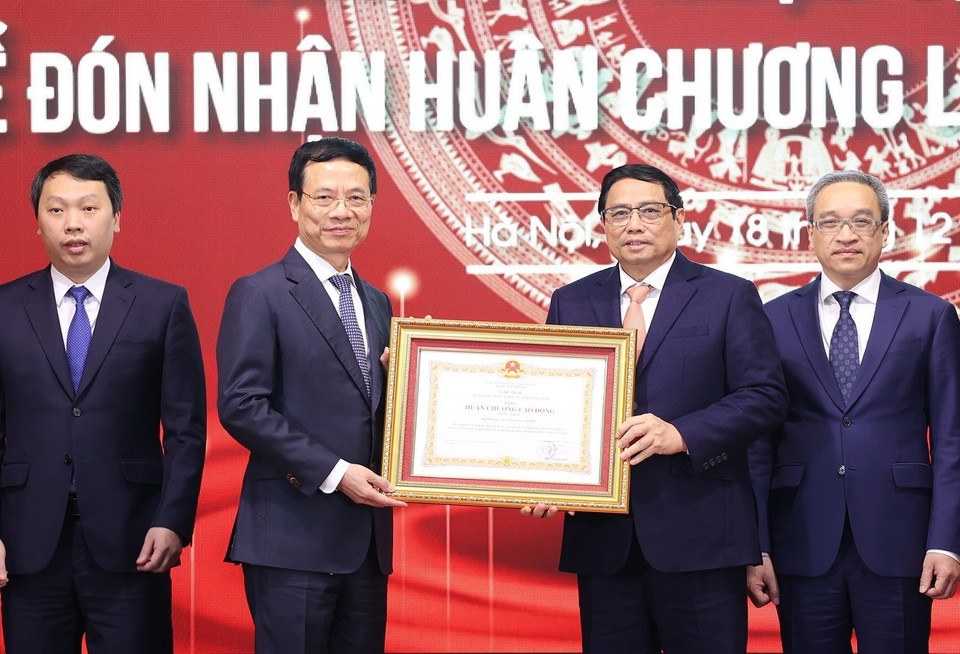 Thủ tướng Phạm Minh Chính trao Huân chương Lao động hạng Nhất của Chủ tịch nước tặng Bộ Thông tin và Truyền thông. (Ảnh: Dương Giang/TTXVN)