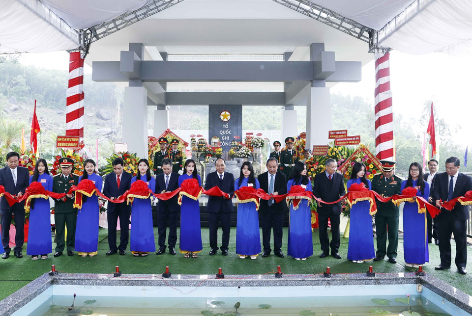 Chủ tịch nước Nguyễn Xuân Phúc và các đại biểu thực hiện nghi thức khánh thành. (Ảnh: Thống Nhất/TTXVN)