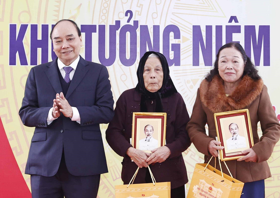 Chủ tịch nước Nguyễn Xuân Phúc tặng quà cho Mẹ Việt Nam anh hùng và Anh hùng Lực lượng vũ trang nhân dân. (Ảnh: Thống Nhất/TTXVN)