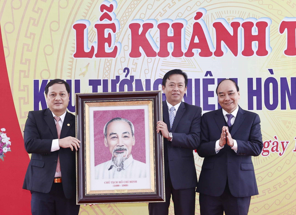 Chủ tịch nước Nguyễn Xuân Phúc tặng chân dung Chủ tịch Hồ Chí Minh cho huyện Quế Sơn. (Ảnh: Thống Nhất/TTXVN)