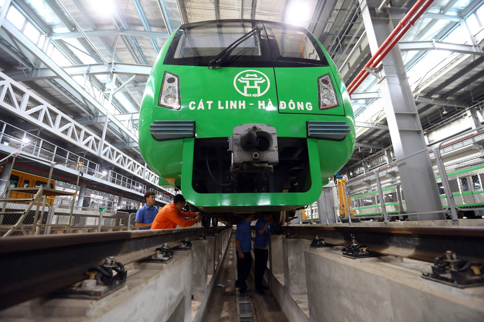 Sau khi kết thúc hành trình vận chuyển khách mỗi ngày, các đoàn tàu đều được kiểm tra, bảo dưỡng.(Ảnh: Huy Hùng/TTXVN)