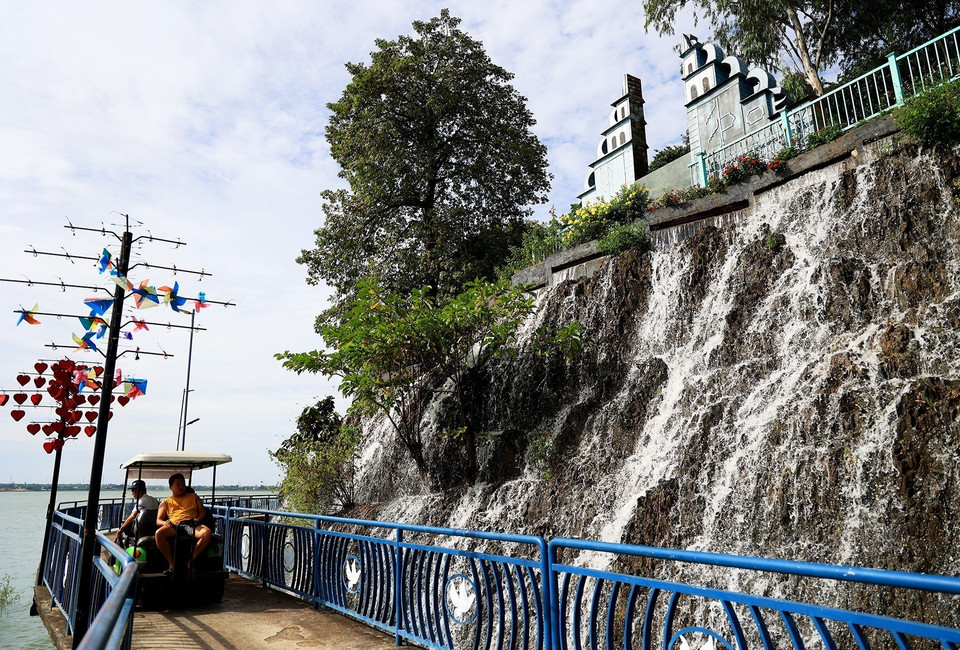 Thác nước bán nhân tạo là một cảnh quan độc đáo trên Đảo Ó-Đồng Trường.(Ảnh: Hồng Đạt /TTXVN)